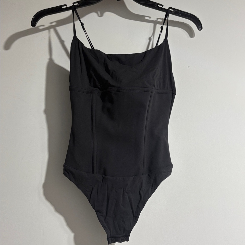 SKIMS FITS EVERYBODY CORSET CAMI BODYSUIT-ONYX (S)